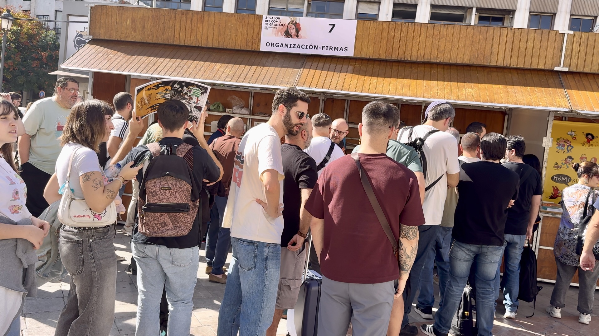 Público en la zona de firmas del Salón Internacional del Cómic de Granada en 2025
